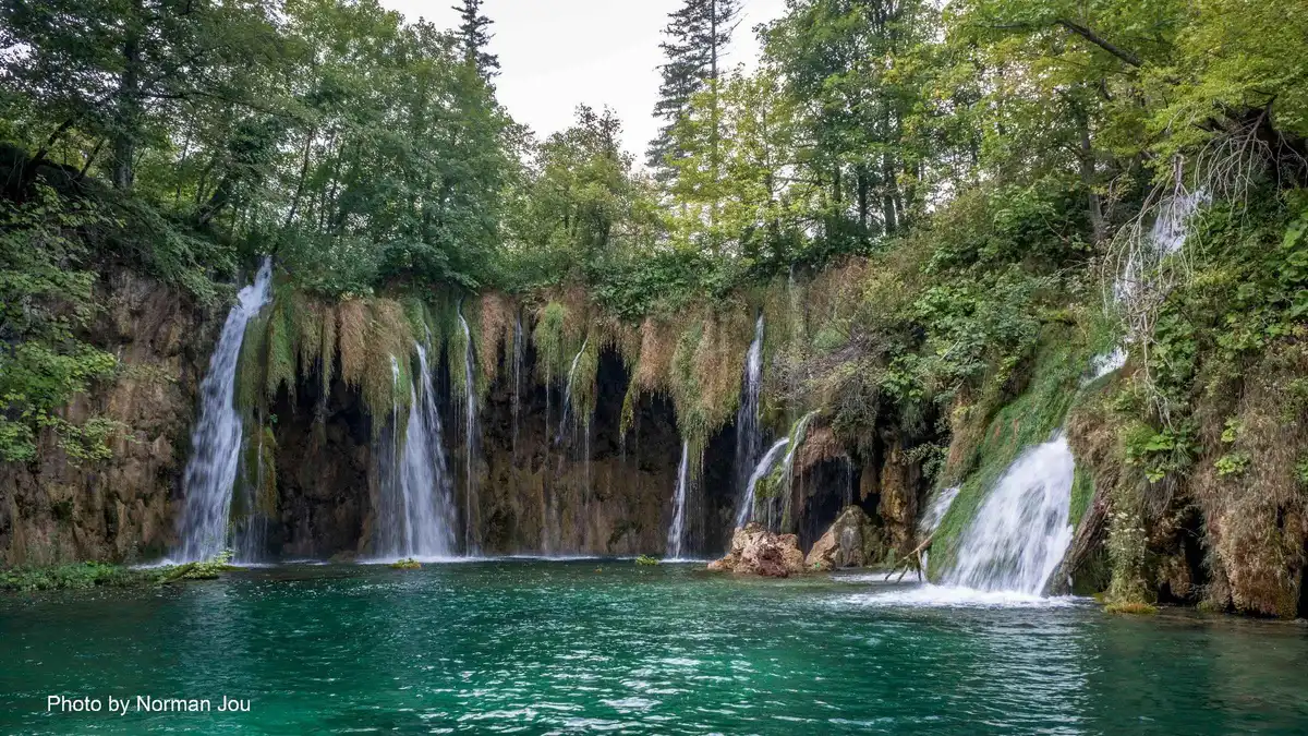Rijeka day tour group on the Plitvice lower-lakes circuit